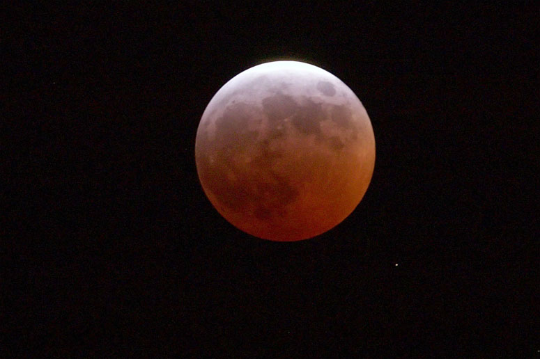 Eclissi totale di Luna alle 23:43