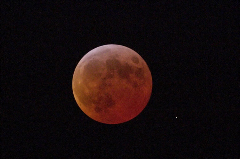 Eclissi totale di Luna alle 00:18